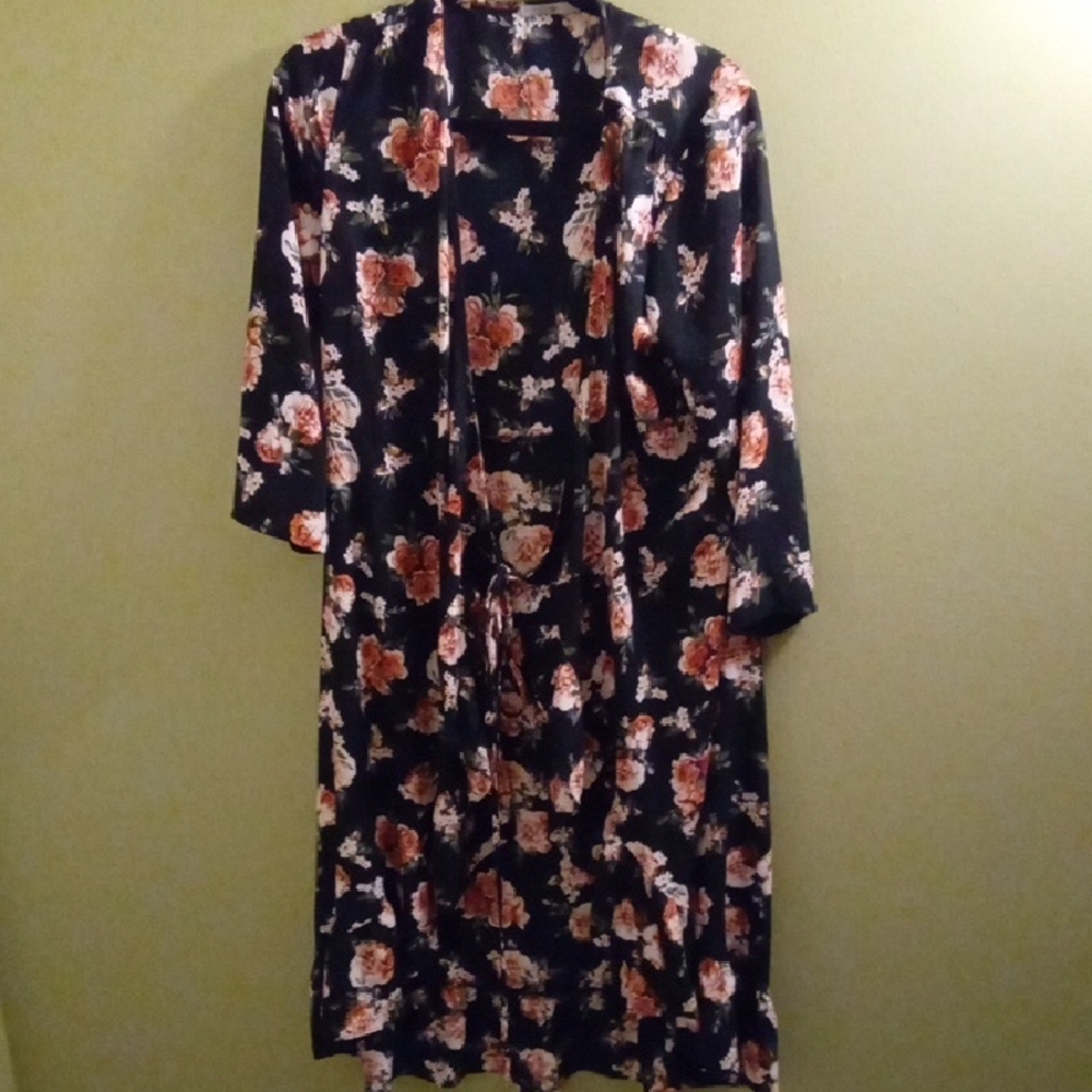 Womans 14 Target Black and Pink Robe Intimates & Sleepwear Floral Lightweight